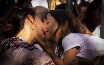 Bonheur et câlins : la science en parle !