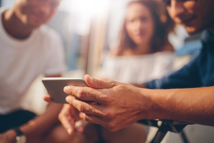 Smartphones et réseaux sociaux, des freins au bonheur